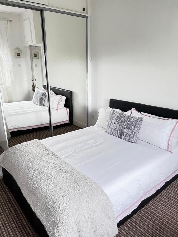 1 Bedroom Flat In Tolcross, Glasgow Top Floor. Exteriör bild